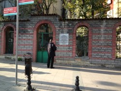 ورودی خانقاه حسن انسی آیدین اوغلی در کوچه «علمدار» محله «سلطان احمد» استانبول