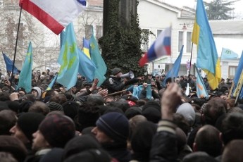 تظاهرات تجزیه طلبان در کریمه با پرچم های روسیه و تاتارستان