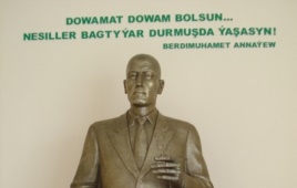 مجسمه پدر هنوز زنده بردی محمدوف در جلوی قصر فرهنک قصبه باباراپ