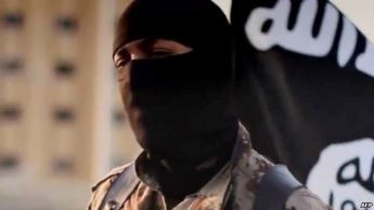 جلاد داعشی منتظر بریدن سر یک ملحد و یا مرتد