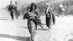 یک خانواده ارمنی در جریان کوچ‌ اجباری در سال ۱۹۱۵